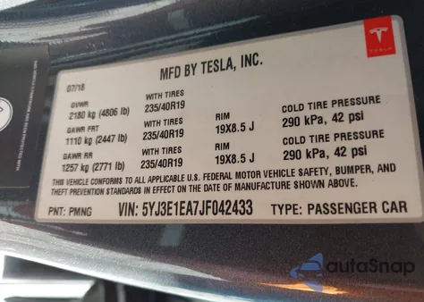 2018 Tesla Model 3 Long Range/Mid Range z USA, uszkodzony, nr VIN 5YJ3E1EA7JF042433